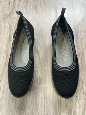 Clarks Women's Black Slip-On Knit Loafers